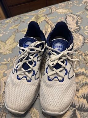 New Balance White and Navy Athletic Sneakers fresh foam rova